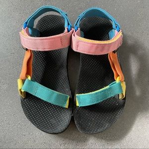 Kids Teva Original Universal Sandal in multicolor in size 2.